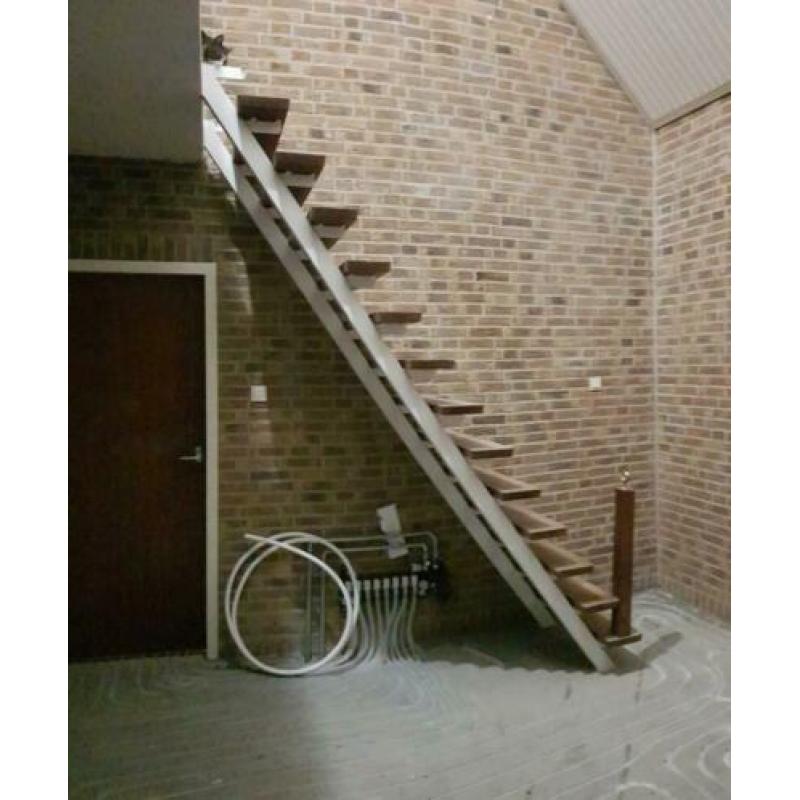 Recht trap, 14 treden, stalen frame, hardhouten tredes