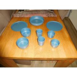 9 Delige kunststof servies in nieuwstaat € 3,-