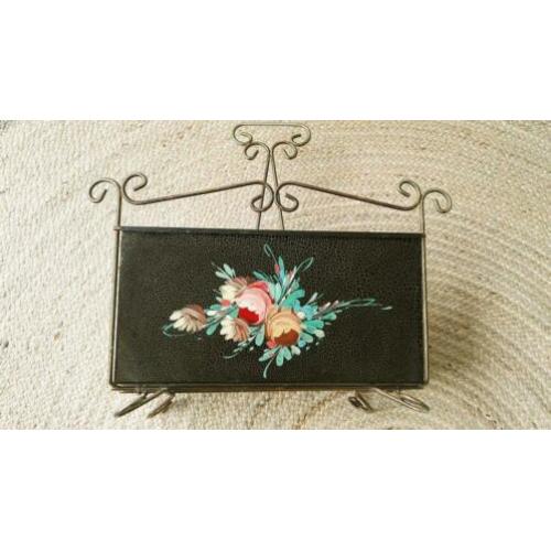Vintage metalen lectuurbak zwart met rozen € 7,50
