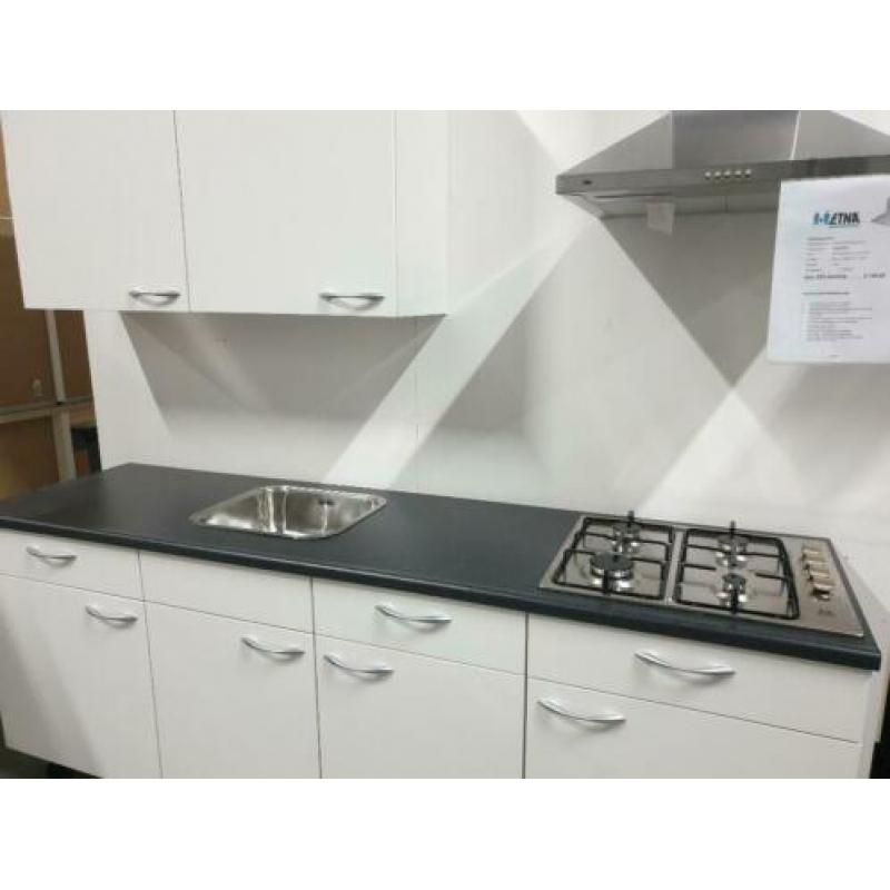 INNOVARE KEUKENS: SPLINTERNIEUWE Keuken ca. 220 cm NIEUW !