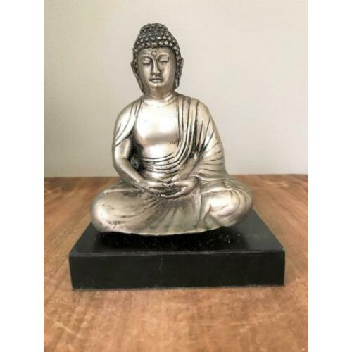 Zwevend meditatie boeddha beeld op sokkel brons verzilverd