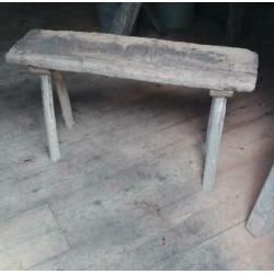 Oude stoere sobere houten bankjes krukjes