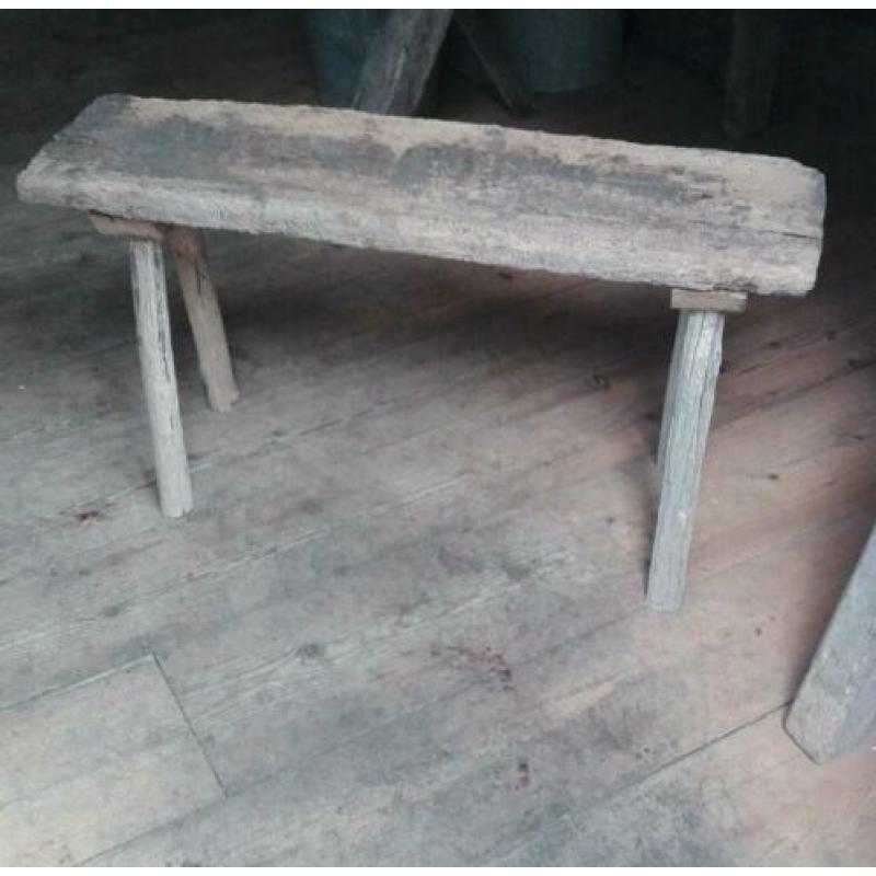 Oude stoere sobere houten bankjes krukjes