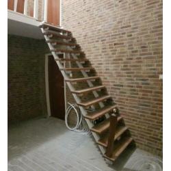 Recht trap, 14 treden, stalen frame, hardhouten tredes