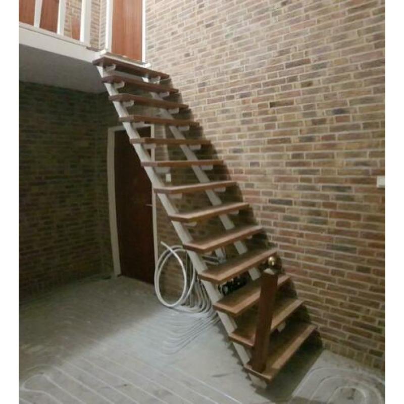 Recht trap, 14 treden, stalen frame, hardhouten tredes