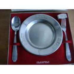 Vintage kinderbordje, bestek en servetring in doos