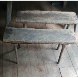 Oude stoere sobere houten bankjes krukjes