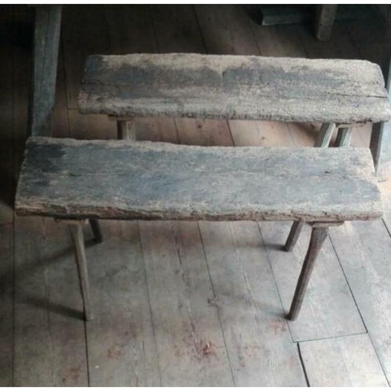 Oude stoere sobere houten bankjes krukjes