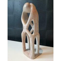 Hoog beeld vasthoudende mensen kunst 28cm !