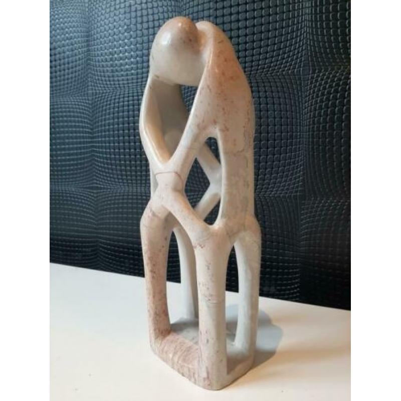 Hoog beeld vasthoudende mensen kunst 28cm !