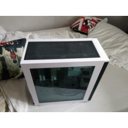 Witte mATX case met groot sidepanel