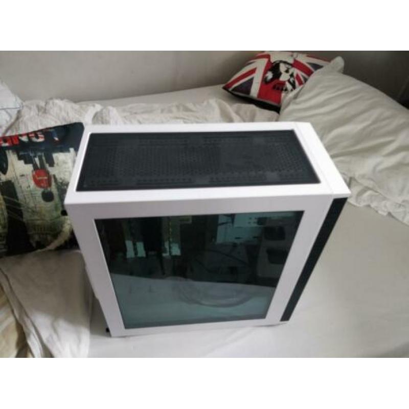 Witte mATX case met groot sidepanel