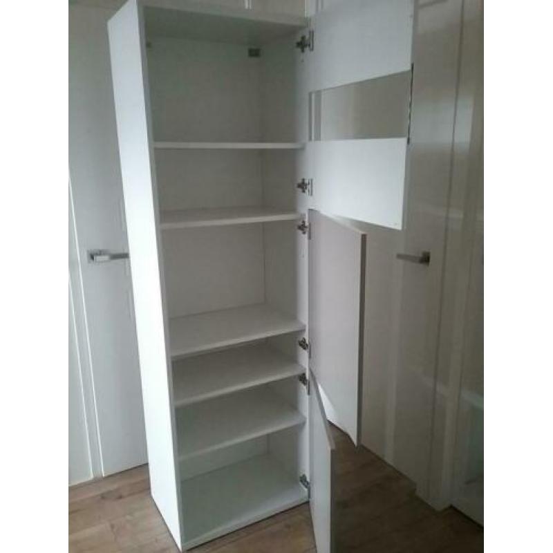 Ikea kast, type Besta, met mooie deurtjes.