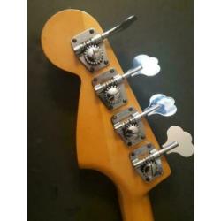 Vintage jaren '70 Precision Bass met Presto Tuners en Brug.