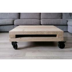 Salontafel op wielen zwart en blad van steigerhout hout