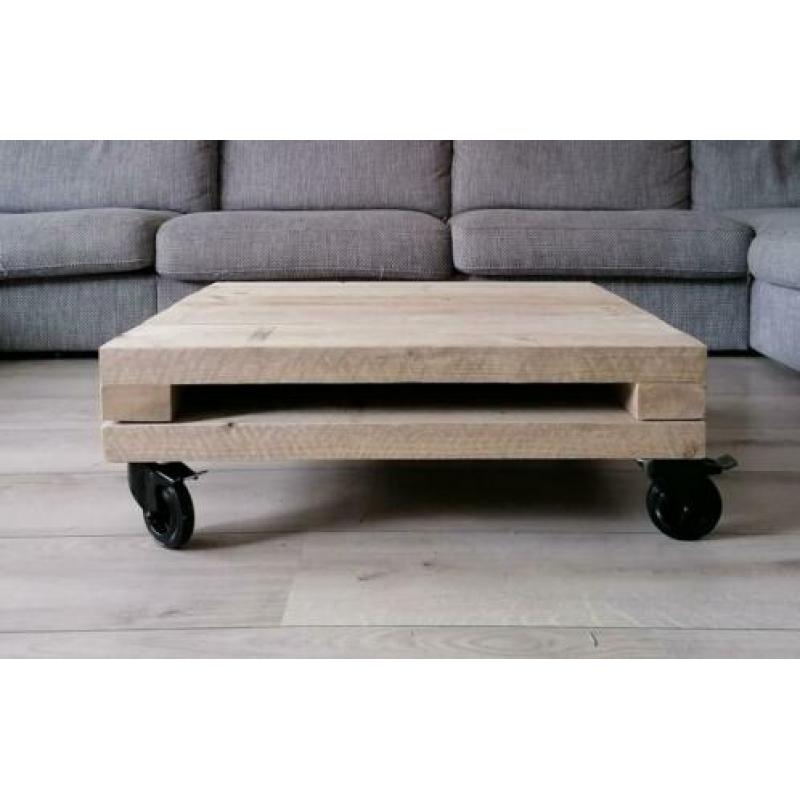 Salontafel op wielen zwart en blad van steigerhout hout