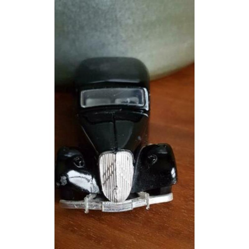Zwarte Citroën 15 Six 1939 motorkap kan omhoog geklapt worde
