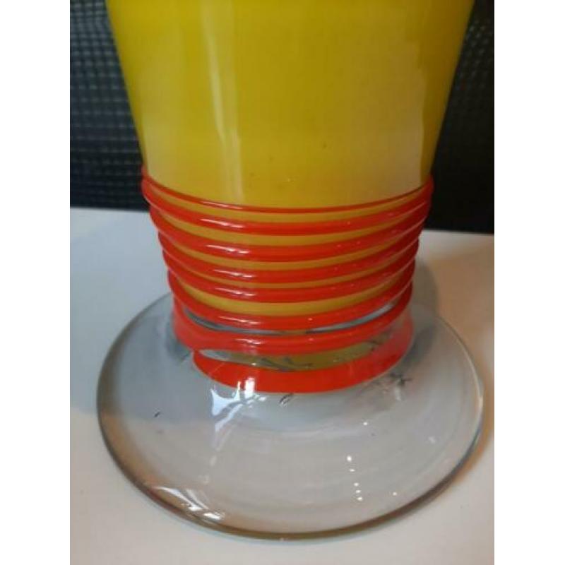 Handgemaakte gele vaas met rood glasdraad 30cm !