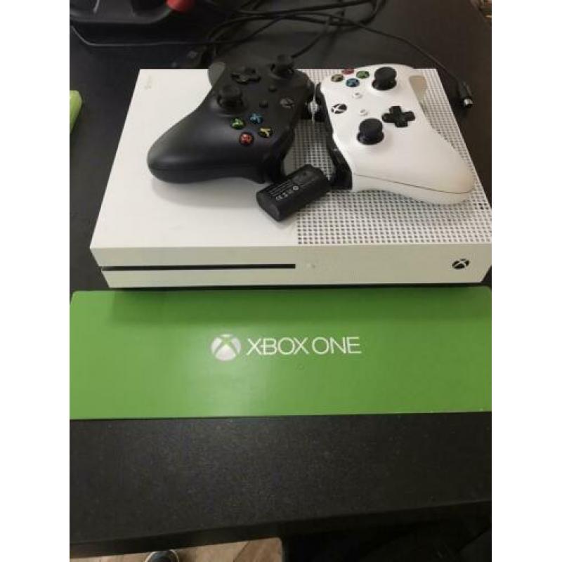 Xbox One S, 500 gb + 10 games + stuurtje + kabels