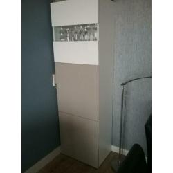 Ikea kast, type Besta, met mooie deurtjes.