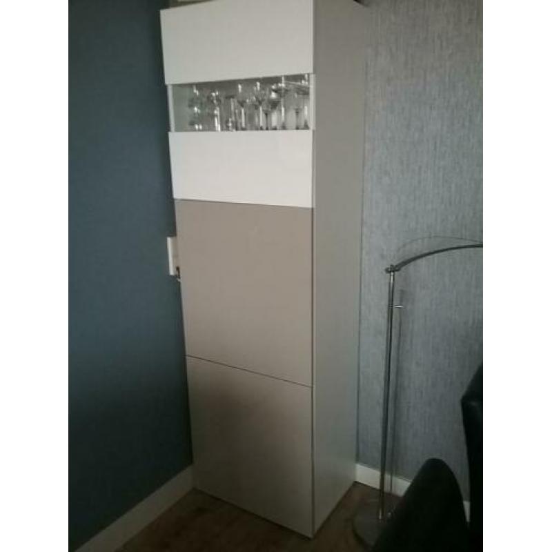 Ikea kast, type Besta, met mooie deurtjes.