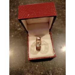 Gouden ring met kleine opalen