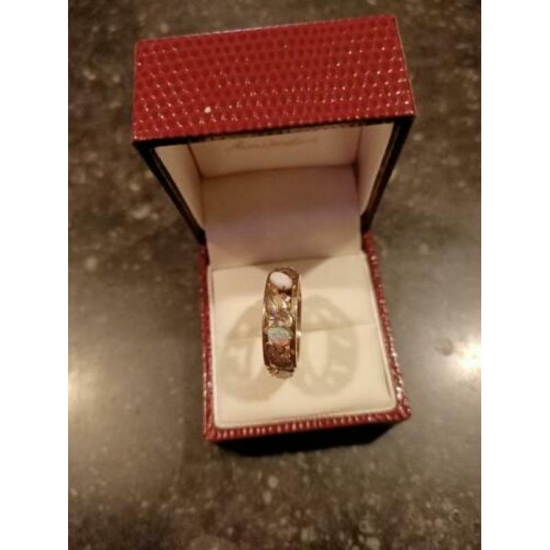 Gouden ring met kleine opalen