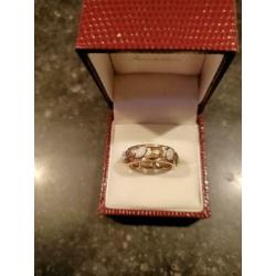 Gouden ring met kleine opalen