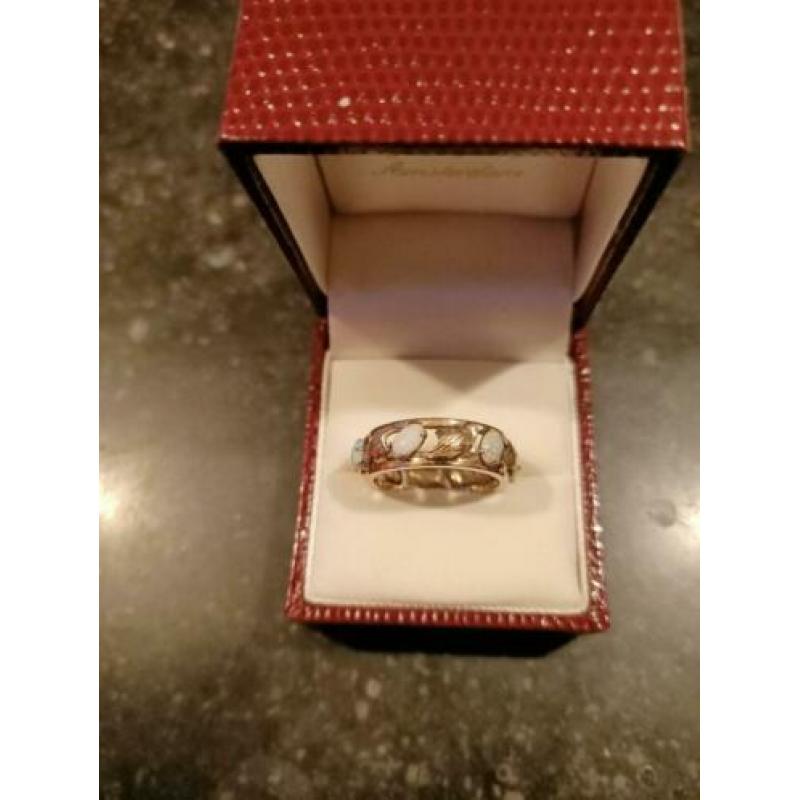 Gouden ring met kleine opalen