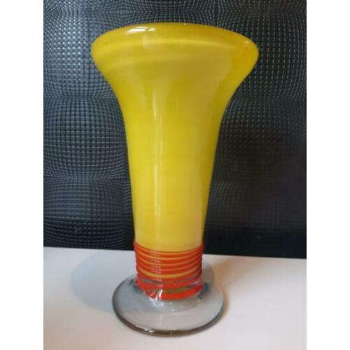 Handgemaakte gele vaas met rood glasdraad 30cm !