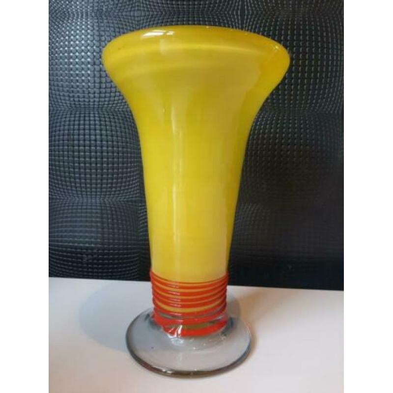 Handgemaakte gele vaas met rood glasdraad 30cm !