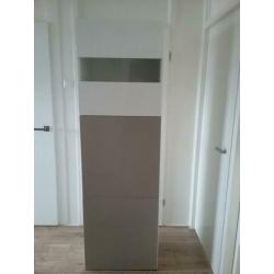 Ikea kast, type Besta, met mooie deurtjes.