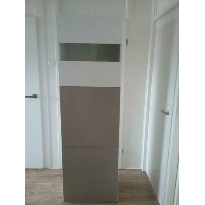 Ikea kast, type Besta, met mooie deurtjes.