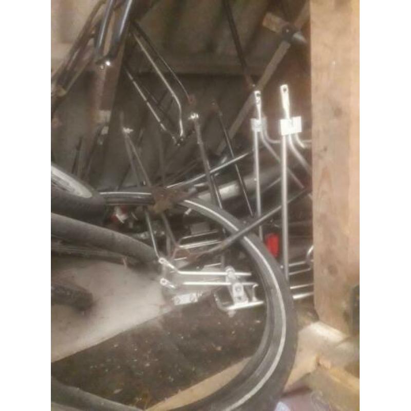 Partij fiets onderdelen. Wielen banden zadels stuur enz.