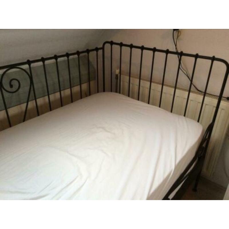 Zwart metalen bed van de IKEA