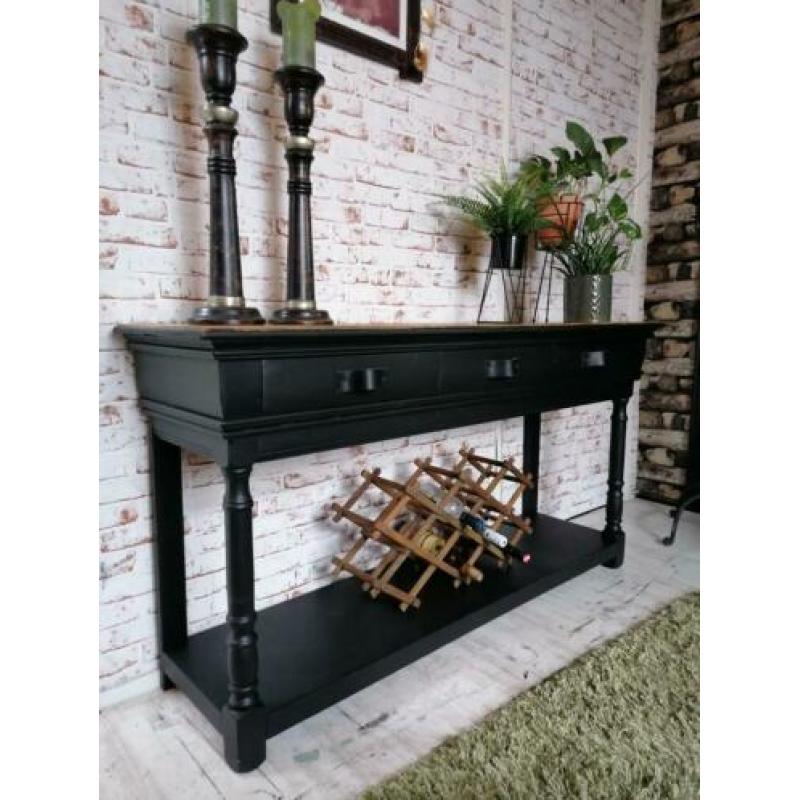 Stoer sterk gerestyled mat zwart