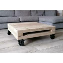 Salontafel op wielen zwart en blad van steigerhout hout