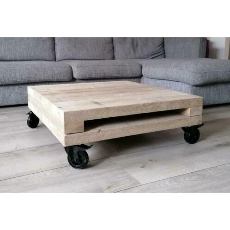 Salontafel op wielen zwart en blad van steigerhout hout