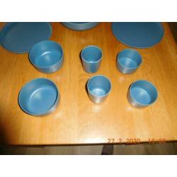 9 Delige kunststof servies in nieuwstaat € 3,-