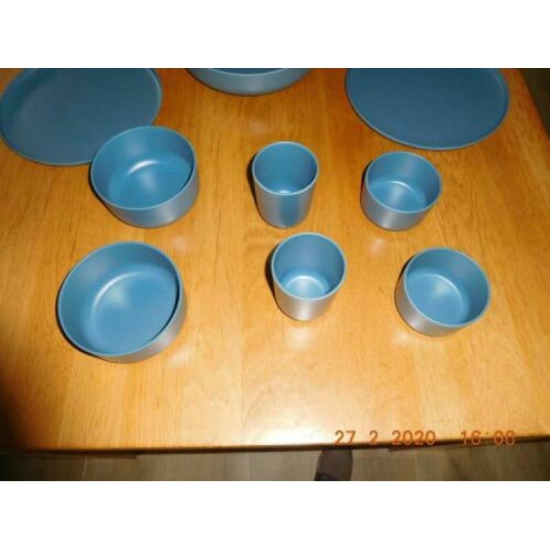 9 Delige kunststof servies in nieuwstaat € 3,-