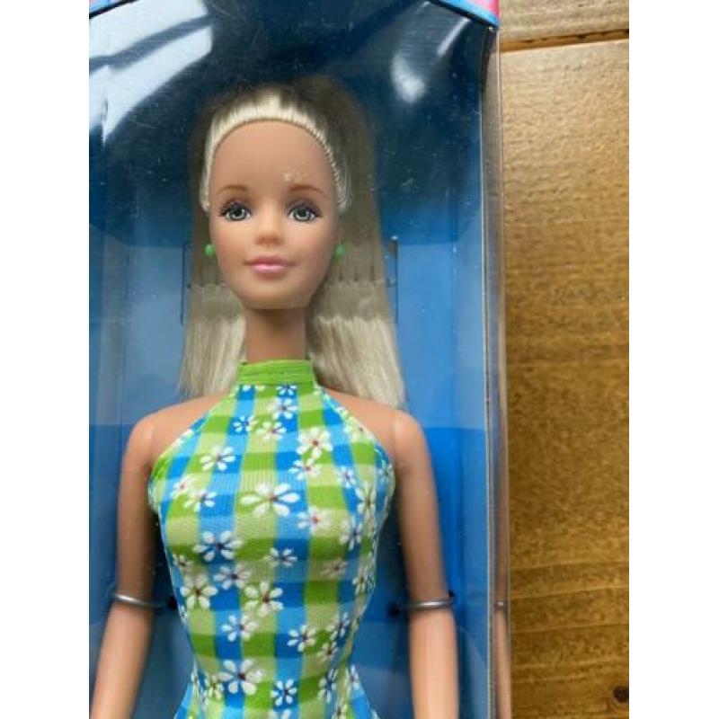 I love Barbie winkeldisplay + pink box dolls 1998