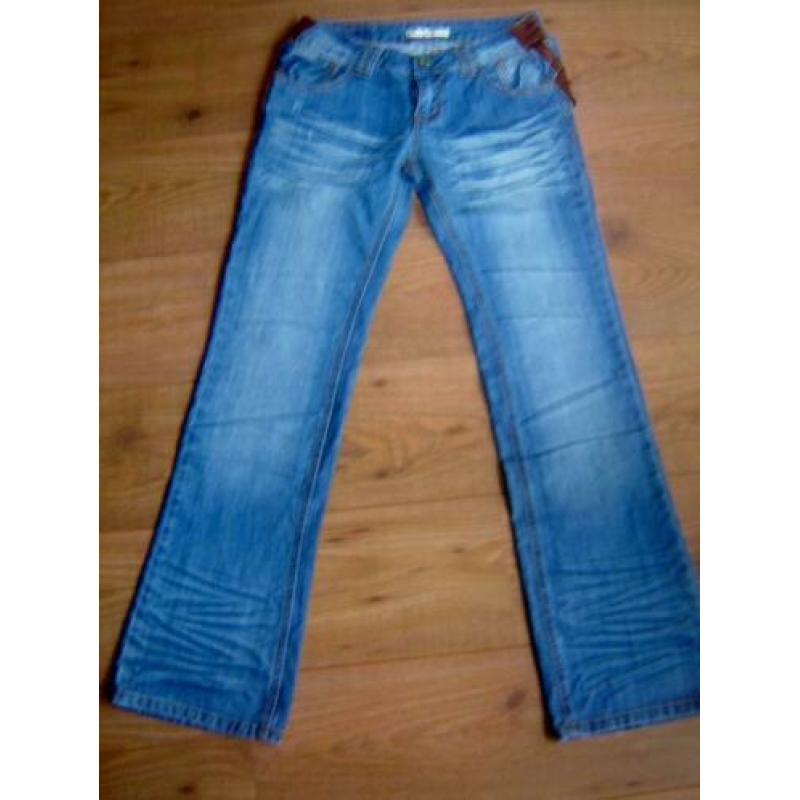 SUPER LEUKE stonewashed jeans met leren stukjes mt. 36/38
