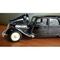 Zwarte Citroën 15 Six 1939 motorkap kan omhoog geklapt worde
