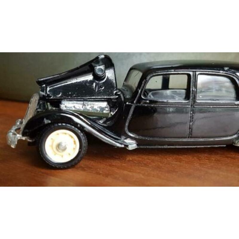 Zwarte Citroën 15 Six 1939 motorkap kan omhoog geklapt worde