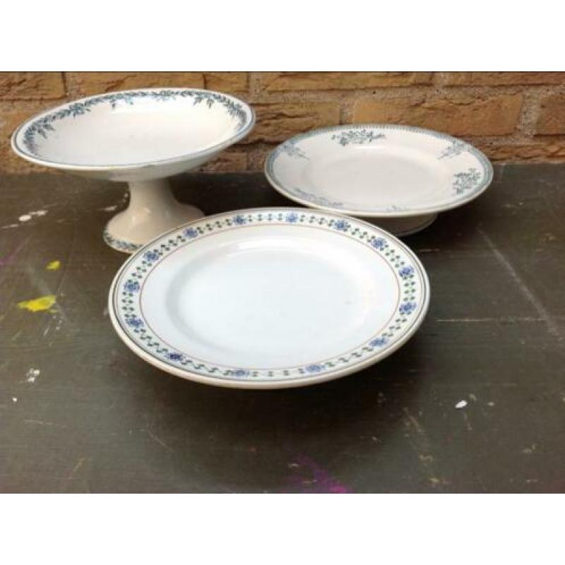 Frans brocante schaal groen blauw op voet St.Amand Lauriers