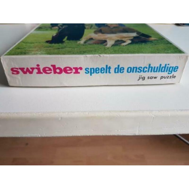 facet puzzle jig saw, Swieber speelt de onschuldige