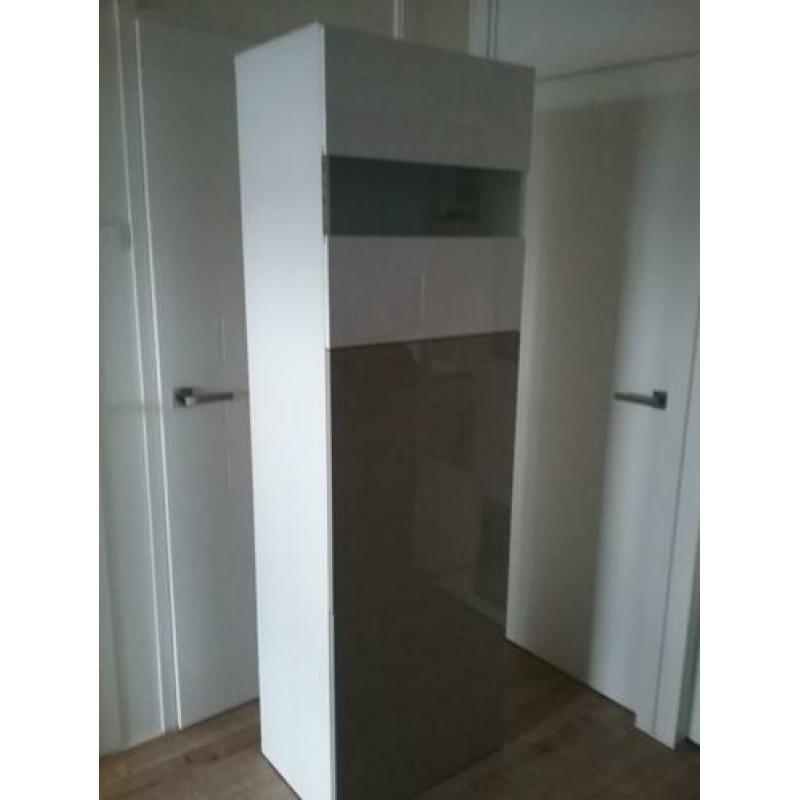 Ikea kast, type Besta, met mooie deurtjes.