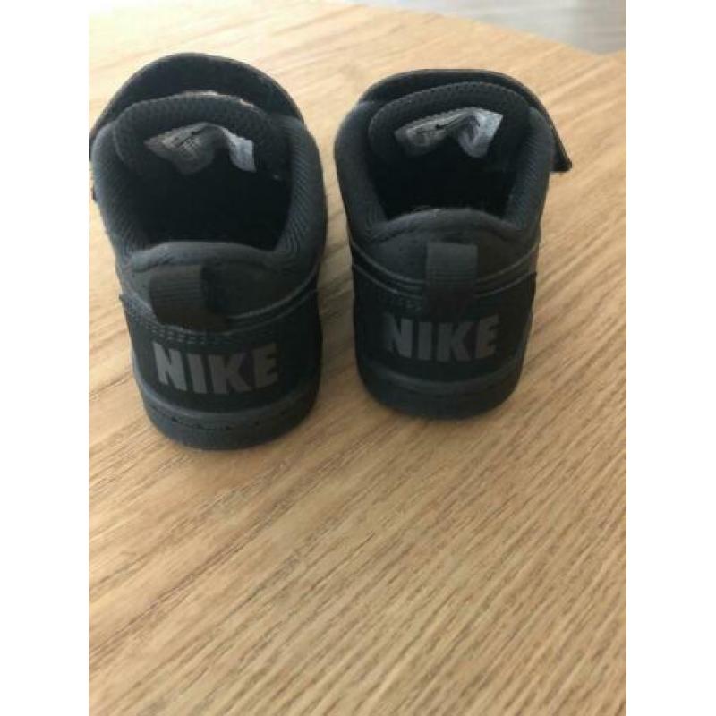 Zwarte Nike schoentjes maat 21