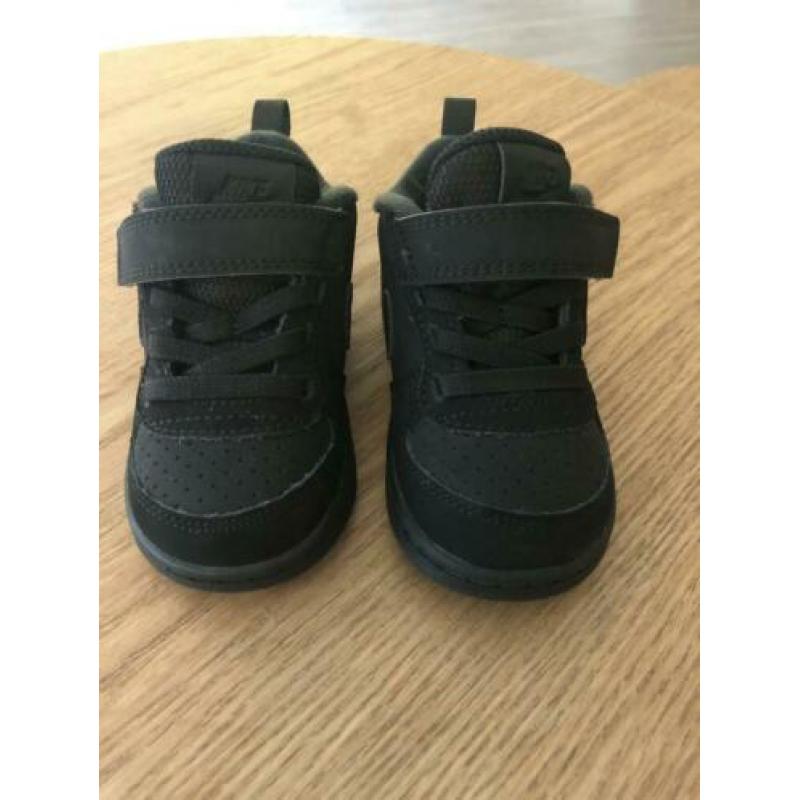 Zwarte Nike schoentjes maat 21