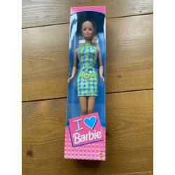 I love Barbie winkeldisplay + pink box dolls 1998